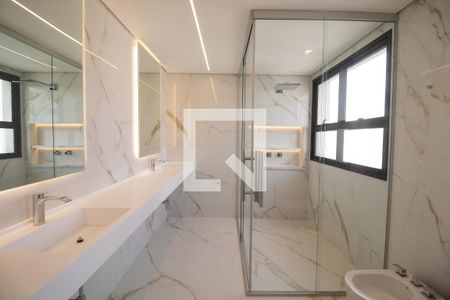 Apartamento à venda com 215m², 2 quartos e 3 vagasBanheiro da Suíte 1