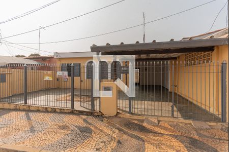 Casa à venda com 100m², 2 quartos e 2 vagas Casa à venda com 100m², 2 quartos e 2 vagasFachada
