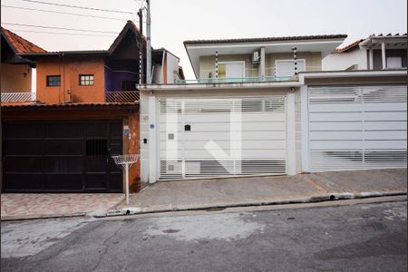 Casa à venda com 130m², 3 quartos e 2 vagas Casa à venda com 130m², 3 quartos e 2 vagasFachada