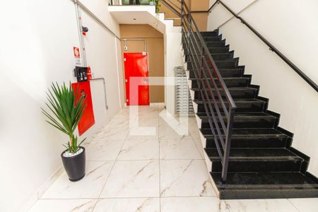 Apartamento à venda com 56m², 2 quartos e 1 vaga Apartamento à venda com 56m², 2 quartos e 1 vagaEscada