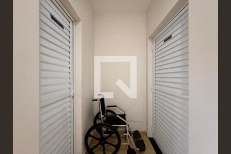 Apartamento para alugar com 55m², 2 quartos e 1 vagaBanheiro acessível área comum