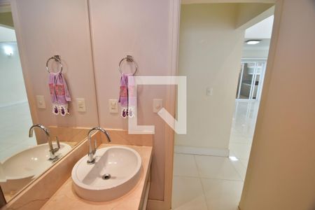 Casa de condomínio à venda com 253m², 4 quartos e 4 vagasLavabo