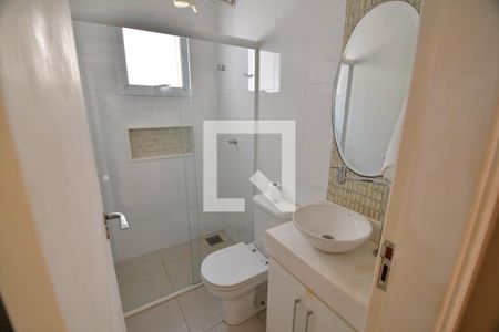 Casa de condomínio à venda com 253m², 4 quartos e 4 vagasBanheiro de serviço