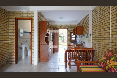 Sala de casa de condomínio para alugar com 2 quartos, 80m² em Barra da Lagoa, Florianópolis