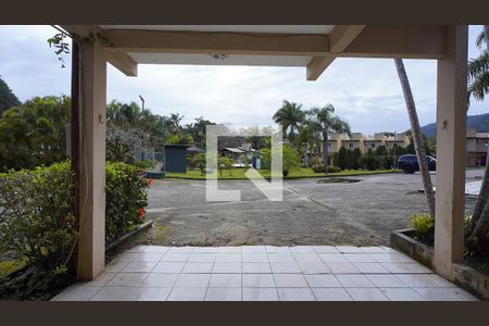 Sala - Vista de casa de condomínio para alugar com 2 quartos, 80m² em Barra da Lagoa, Florianópolis
