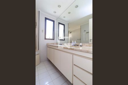 Apartamento à venda com 218m², 4 quartos e 3 vagas Apartamento à venda com 218m², 4 quartos e 3 vagasSuíte 1 - Banheiro