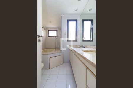 Apartamento à venda com 218m², 4 quartos e 3 vagas Apartamento à venda com 218m², 4 quartos e 3 vagasSuíte 1 - Banheiro