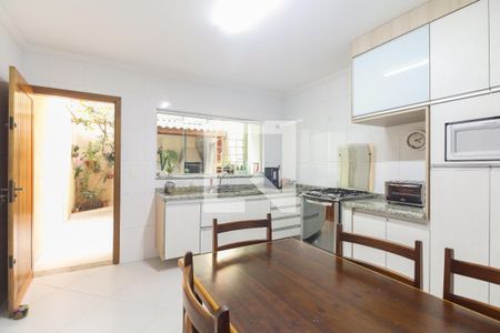 Casa à venda com 218m², 3 quartos e 2 vagasCozinha 