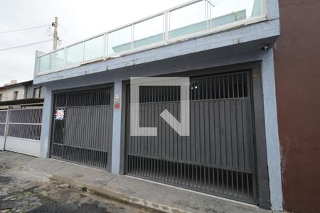 Casa à venda com 130m², 3 quartos e 2 vagas Casa à venda com 130m², 3 quartos e 2 vagasFachada
