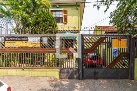 Casa à venda com 240m², 3 quartos e 5 vagas Casa à venda com 240m², 3 quartos e 5 vagasFachada