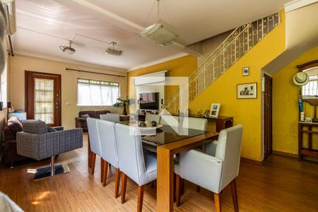 Casa à venda com 240m², 3 quartos e 5 vagas Casa à venda com 240m², 3 quartos e 5 vagasSala