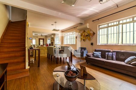 Casa à venda com 240m², 3 quartos e 5 vagas Casa à venda com 240m², 3 quartos e 5 vagasSala