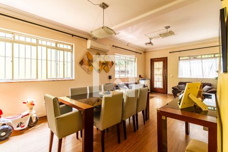 Casa à venda com 240m², 3 quartos e 5 vagas Casa à venda com 240m², 3 quartos e 5 vagasSala