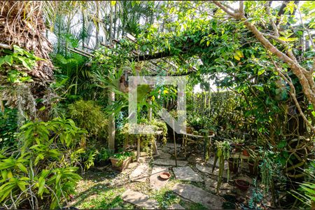 Casa de condomínio à venda com 370m², 5 quartos e 3 vagas Casa de condomínio à venda com 370m², 5 quartos e 3 vagasQuintal