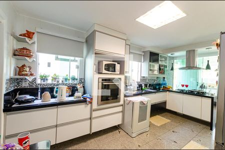 Casa de condomínio à venda com 370m², 5 quartos e 3 vagas Casa de condomínio à venda com 370m², 5 quartos e 3 vagasCozinha