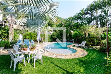 Casa de condomínio à venda com 370m², 5 quartos e 3 vagas Casa de condomínio à venda com 370m², 5 quartos e 3 vagasQuintal