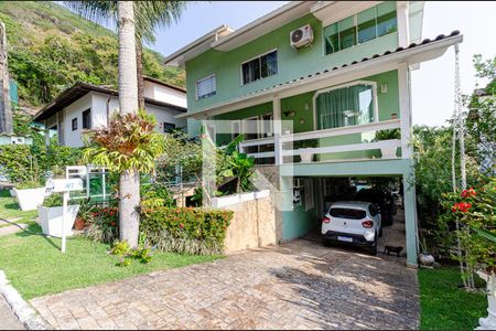 Casa de condomínio à venda com 370m², 5 quartos e 3 vagas Casa de condomínio à venda com 370m², 5 quartos e 3 vagasFachada