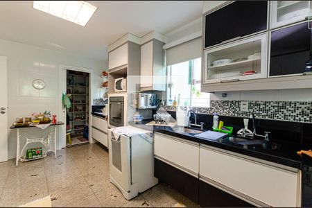 Casa de condomínio à venda com 370m², 5 quartos e 3 vagas Casa de condomínio à venda com 370m², 5 quartos e 3 vagasCozinha