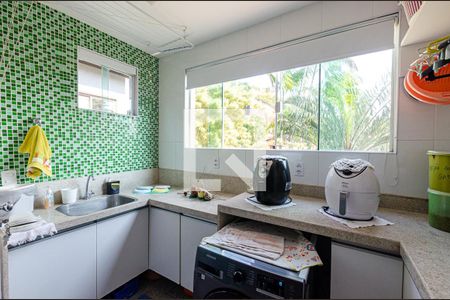 Casa de condomínio à venda com 370m², 5 quartos e 3 vagas Casa de condomínio à venda com 370m², 5 quartos e 3 vagasÁrea de Serviço