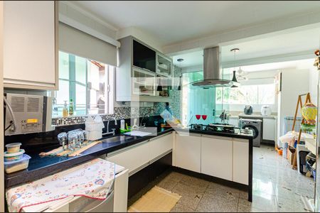 Casa de condomínio à venda com 370m², 5 quartos e 3 vagas Casa de condomínio à venda com 370m², 5 quartos e 3 vagasCozinha