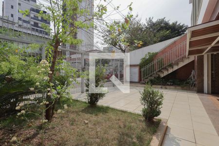 Casa à venda com 300m², 5 quartos e 4 vagasEntrada e jardim