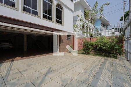 Casa à venda com 300m², 5 quartos e 4 vagasEntrada e jardim