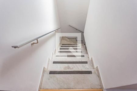 Casa à venda com 250m², 3 quartos e 7 vagasEscada