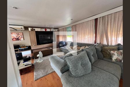Casa de condomínio à venda com 480m², 5 quartos e 2 vagasSuite 05 / Sala de Cinema