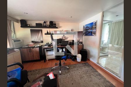 Casa de condomínio à venda com 480m², 5 quartos e 2 vagasSuite 05 / Sala de Cinema