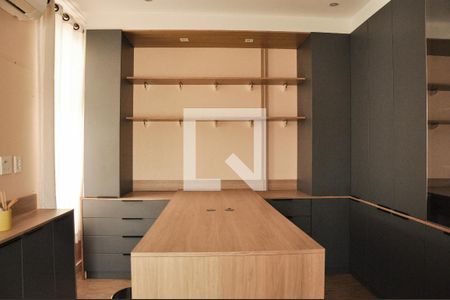 Casa de condomínio para alugar com 177m², 3 quartos e 4 vagasEscritório