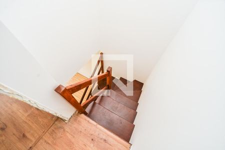 Casa de condomínio à venda com 85m², 2 quartos e 1 vaga Casa de condomínio à venda com 85m², 2 quartos e 1 vagaEscada