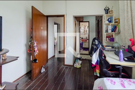 Casa à venda com 290m², 4 quartos e 4 vagasSuíte 2