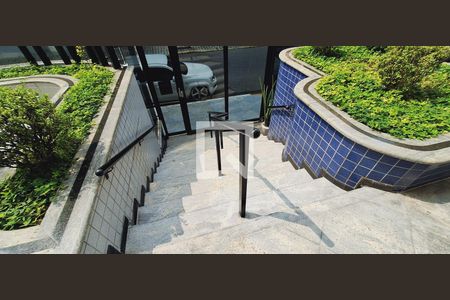 Apartamento para alugar com 90m², 2 quartos e 1 vaga Apartamento para alugar com 90m², 2 quartos e 1 vagaEscada