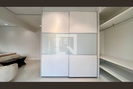 Apartamento para alugar com 235m², 2 quartos e 3 vagas Apartamento para alugar com 235m², 2 quartos e 3 vagasCloset da suíte 2
