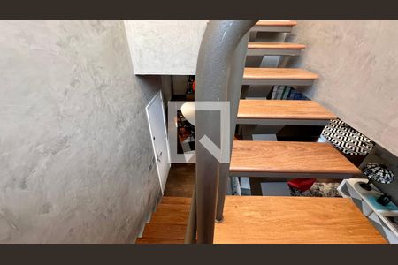 Apartamento para alugar com 235m², 2 quartos e 3 vagas Apartamento para alugar com 235m², 2 quartos e 3 vagasEscada