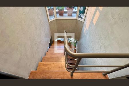 Apartamento para alugar com 235m², 2 quartos e 3 vagas Apartamento para alugar com 235m², 2 quartos e 3 vagasEscada