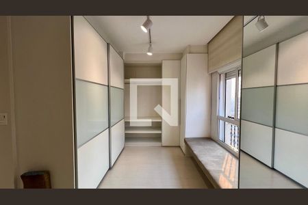 Apartamento para alugar com 235m², 2 quartos e 3 vagas Apartamento para alugar com 235m², 2 quartos e 3 vagasCloset da suíte 2
