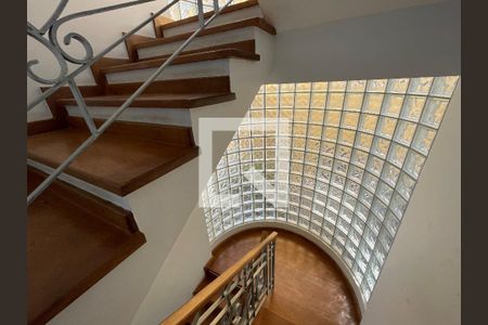 Casa de condomínio para alugar com 650m², 5 quartos e 4 vagasEscada