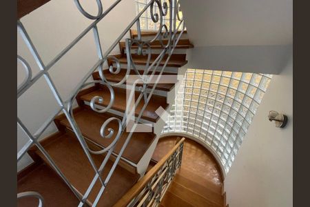 Casa de condomínio para alugar com 650m², 5 quartos e 4 vagasEscada