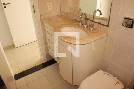 Casa de condomínio para alugar com 650m², 5 quartos e 4 vagasBanheiro Social