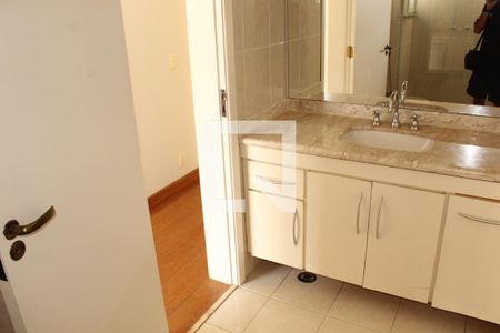 Casa de condomínio para alugar com 650m², 5 quartos e 4 vagasBanheiro da Suíte 5