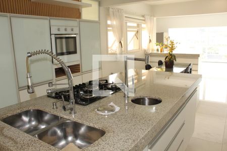 Casa de condomínio para alugar com 650m², 5 quartos e 4 vagasDetalhe da cozinha