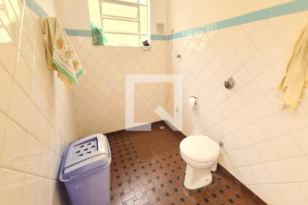 Casa à venda com 325m², 2 quartos e 6 vagasBanheiro 2