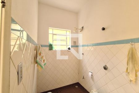 Casa à venda com 325m², 2 quartos e 6 vagasBanheiro 2