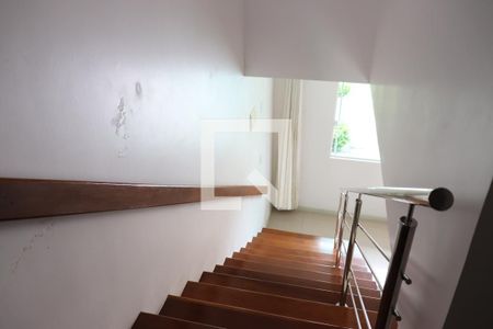 Casa à venda com 200m², 3 quartos e 3 vagasEscada dos dormitórios para a sala