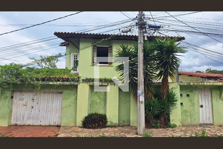 Casa à venda com 333m², 3 quartos e 2 vagasFachada