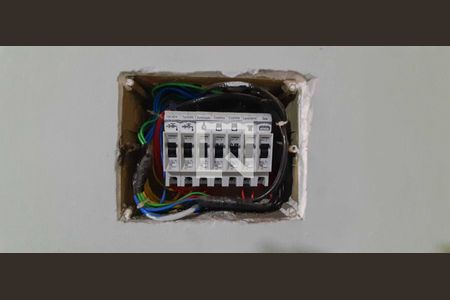 Casa à venda com 80m², 2 quartos e 2 vagasQuadro de Luz