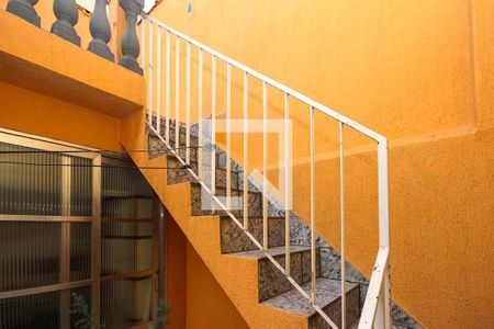 Casa à venda com 170m², 3 quartos e 2 vagas Casa à venda com 170m², 3 quartos e 2 vagasEscada