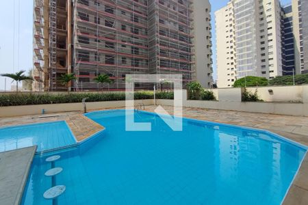 Apartamento à venda com 320m², 4 quartos e 2 vagas Apartamento à venda com 320m², 4 quartos e 2 vagasÁrea comum - Piscina