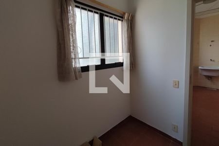 Apartamento à venda com 320m², 4 quartos e 2 vagas Apartamento à venda com 320m², 4 quartos e 2 vagasQuarto de Serviço